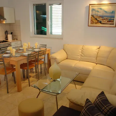 Robinson Bella * Bogomolje